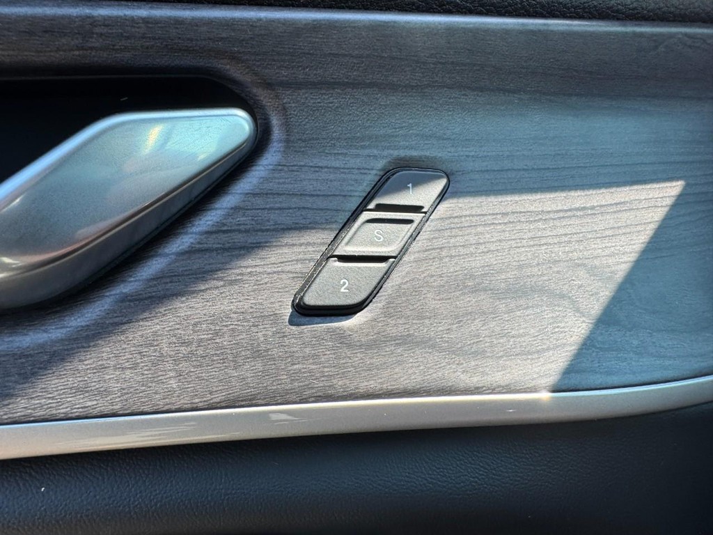 Jeep Grand Cherokee L Vehicle Full-screen Gallery Image 19