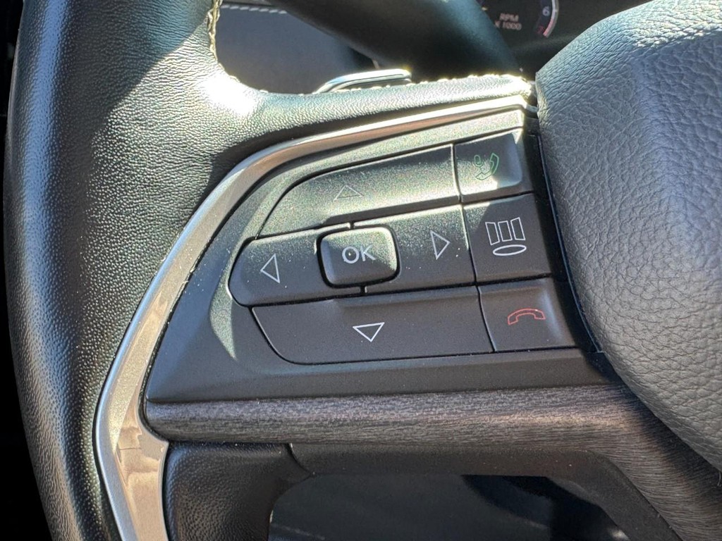 Jeep Grand Cherokee L Vehicle Full-screen Gallery Image 21