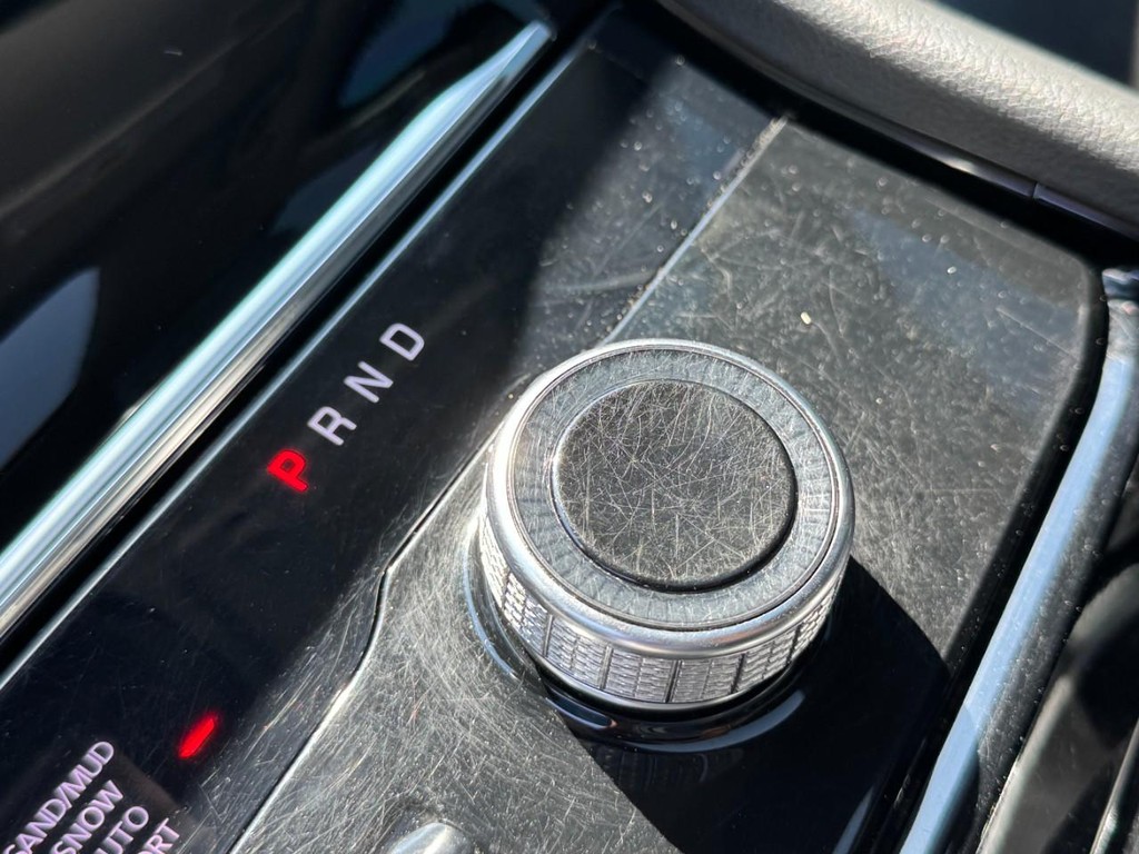 Jeep Grand Cherokee L Vehicle Full-screen Gallery Image 24