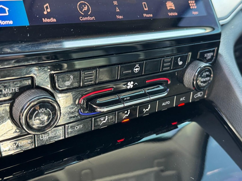 Jeep Grand Cherokee L Vehicle Full-screen Gallery Image 25