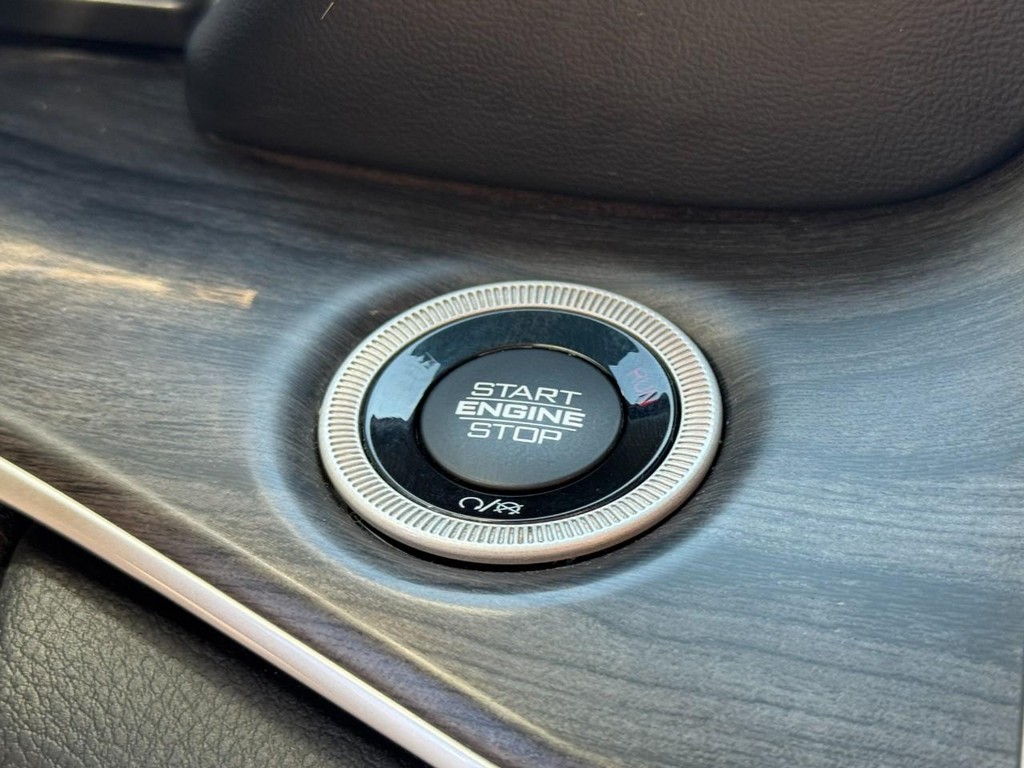 Jeep Grand Cherokee L Vehicle Full-screen Gallery Image 26