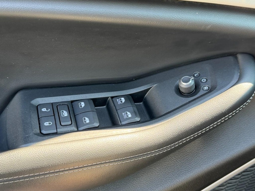 Jeep Grand Cherokee L Vehicle Full-screen Gallery Image 29