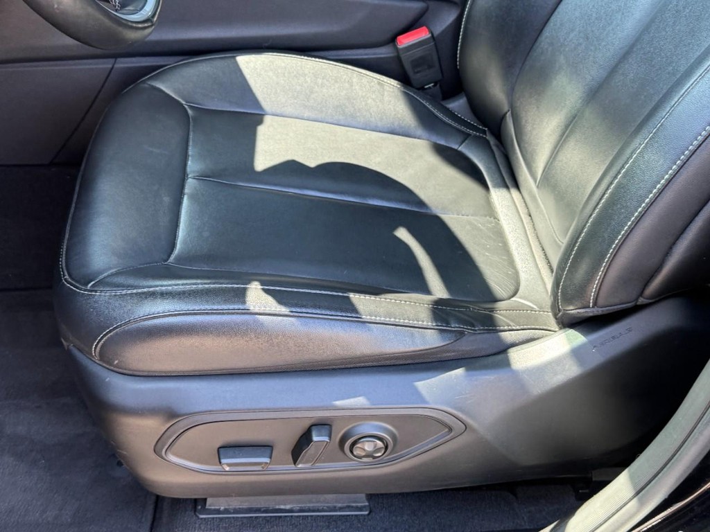 Jeep Grand Cherokee L Vehicle Full-screen Gallery Image 30