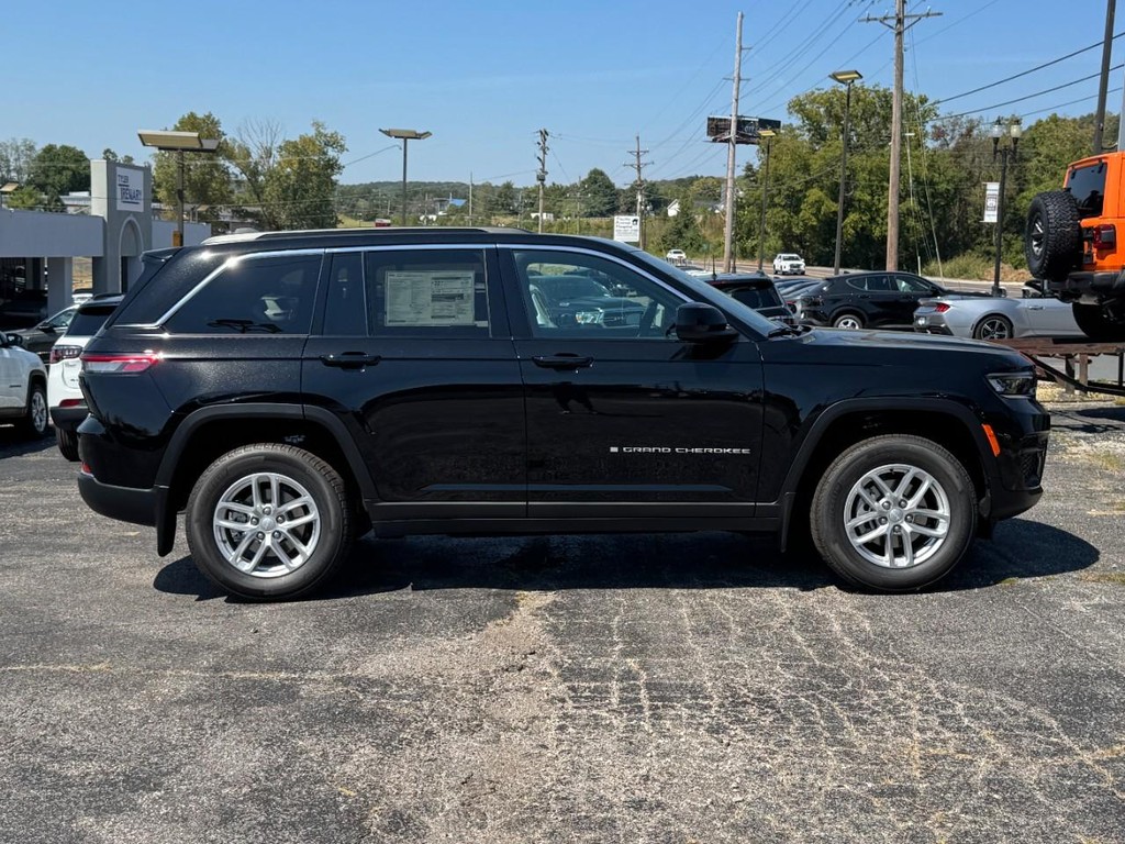 Jeep Grand Cherokee Vehicle Full-screen Gallery Image 02