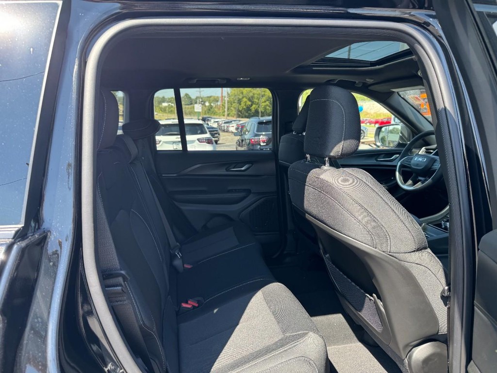 Jeep Grand Cherokee Vehicle Full-screen Gallery Image 05