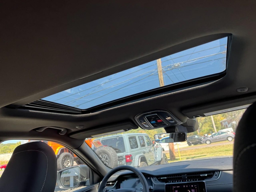 Jeep Grand Cherokee Vehicle Full-screen Gallery Image 06