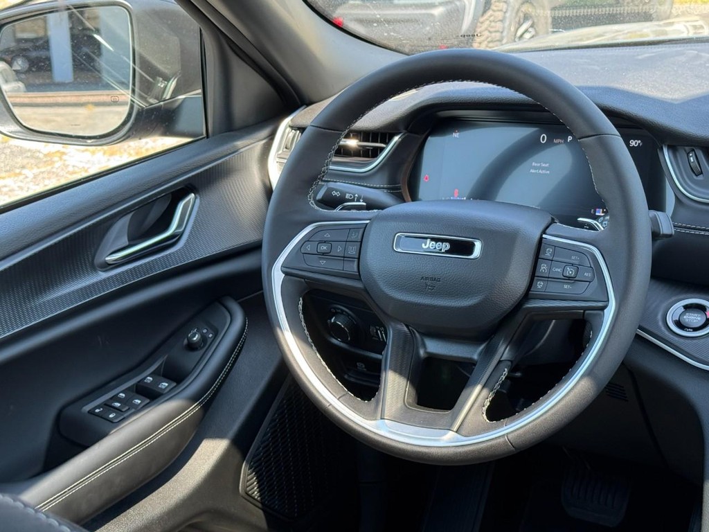 Jeep Grand Cherokee Vehicle Full-screen Gallery Image 08