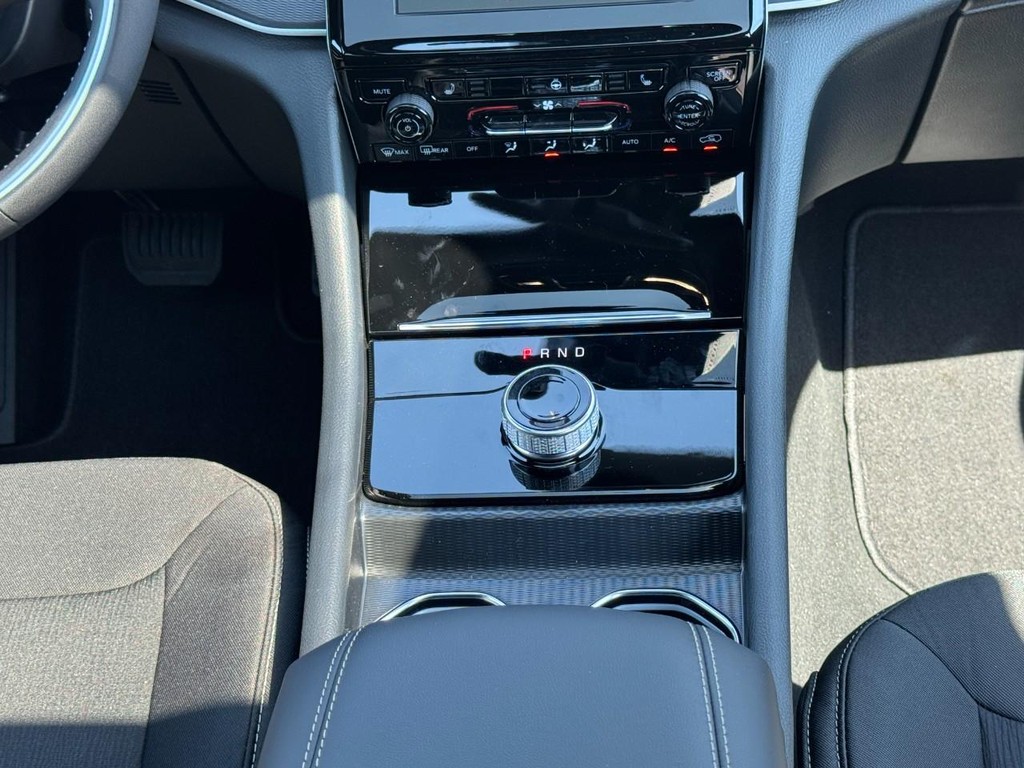 Jeep Grand Cherokee Vehicle Full-screen Gallery Image 10