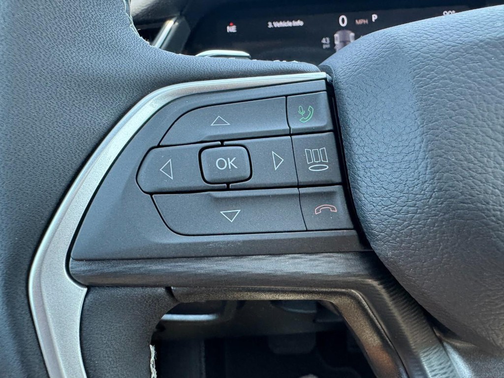 Jeep Grand Cherokee Vehicle Full-screen Gallery Image 11