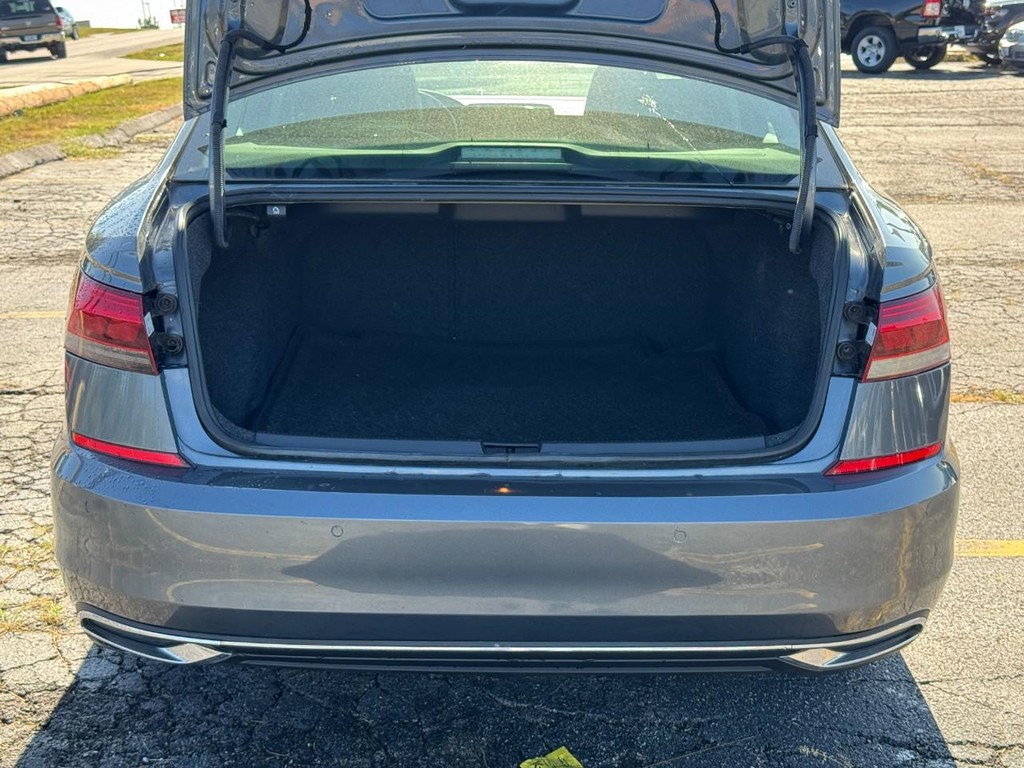 Volkswagen Passat Vehicle Full-screen Gallery Image 09