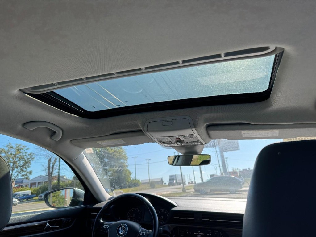 Volkswagen Passat Vehicle Full-screen Gallery Image 11