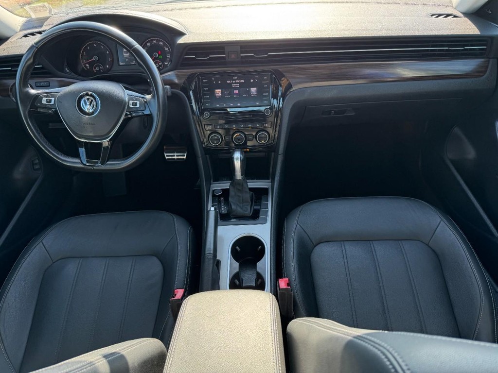 Volkswagen Passat Vehicle Full-screen Gallery Image 12