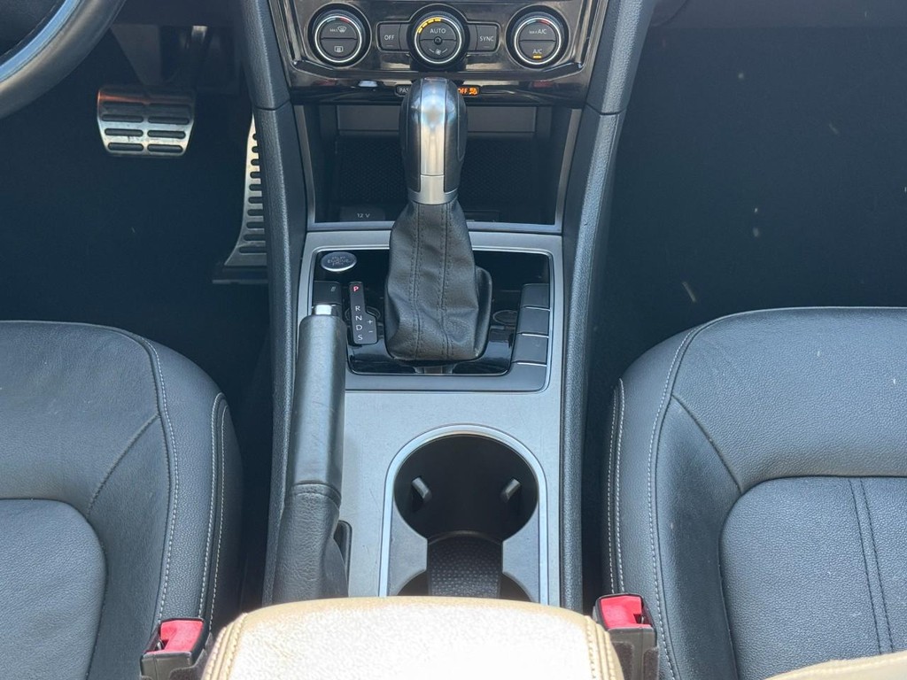 Volkswagen Passat Vehicle Full-screen Gallery Image 15