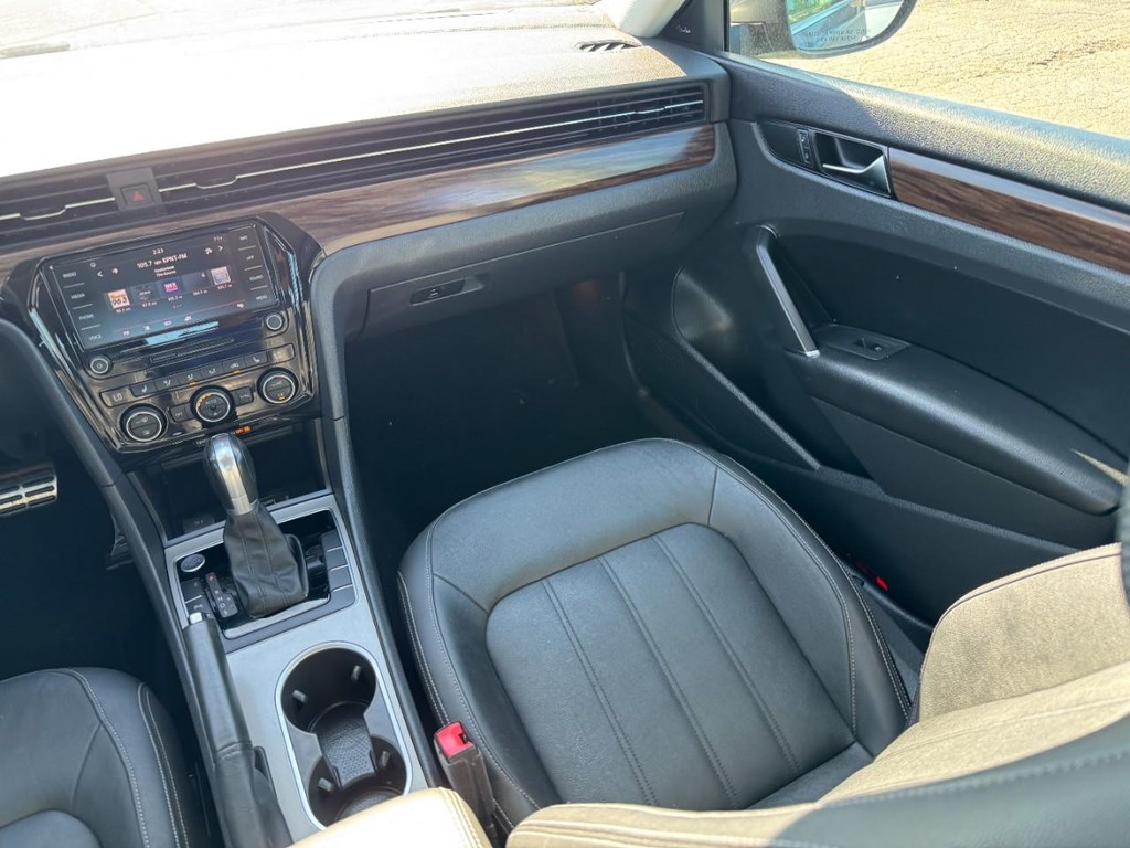 Volkswagen Passat Vehicle Full-screen Gallery Image 16