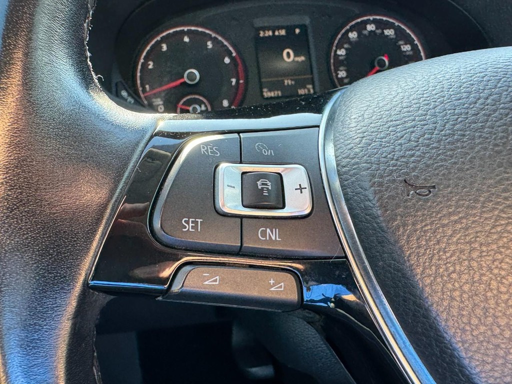 Volkswagen Passat Vehicle Full-screen Gallery Image 17