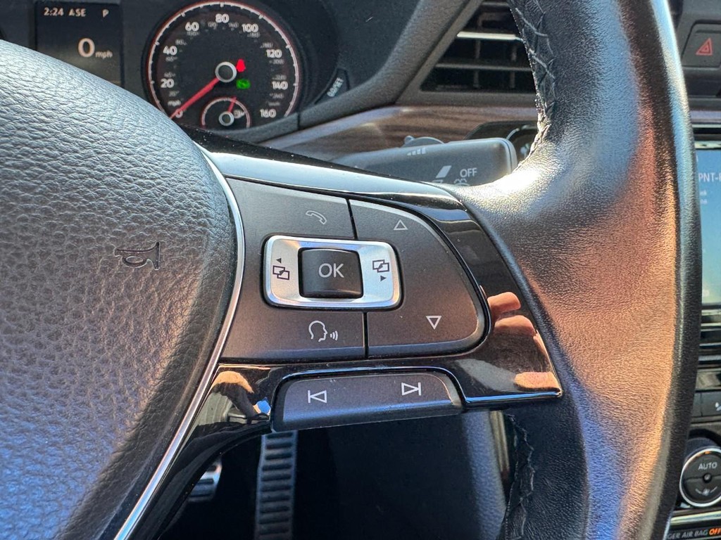 Volkswagen Passat Vehicle Full-screen Gallery Image 18