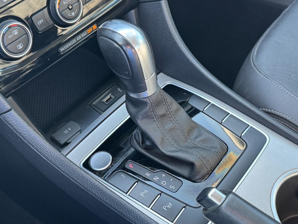 Volkswagen Passat Vehicle Full-screen Gallery Image 20