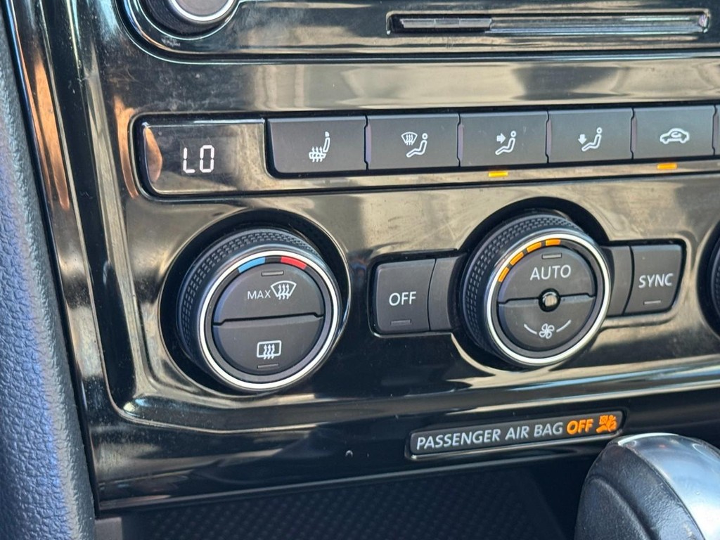 Volkswagen Passat Vehicle Full-screen Gallery Image 21