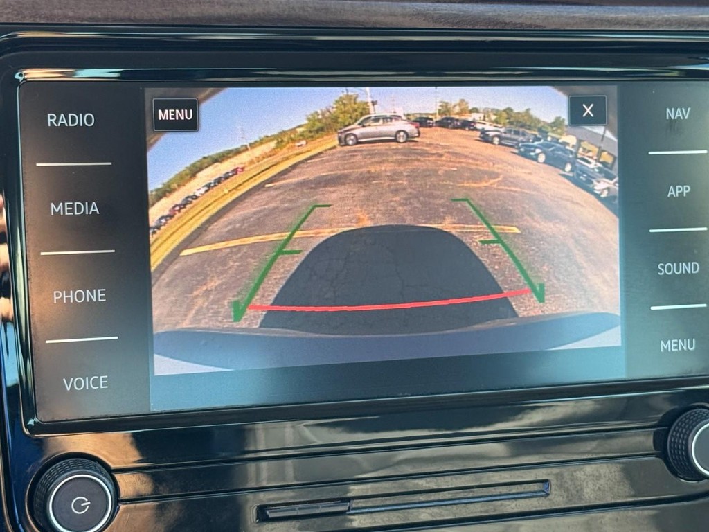 Volkswagen Passat Vehicle Full-screen Gallery Image 23