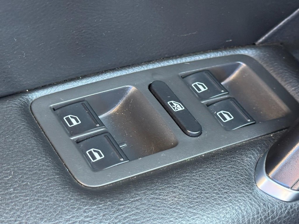 Volkswagen Passat Vehicle Full-screen Gallery Image 24