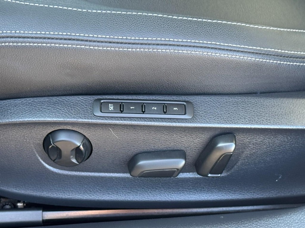 Volkswagen Passat Vehicle Full-screen Gallery Image 25