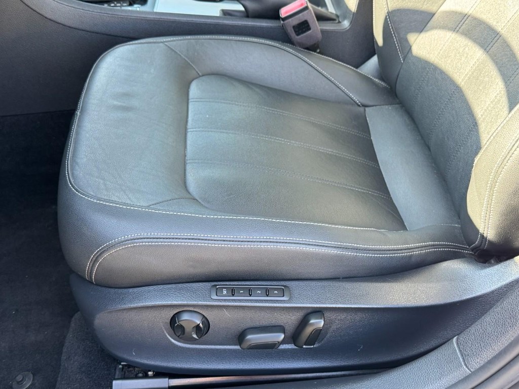 Volkswagen Passat Vehicle Full-screen Gallery Image 26