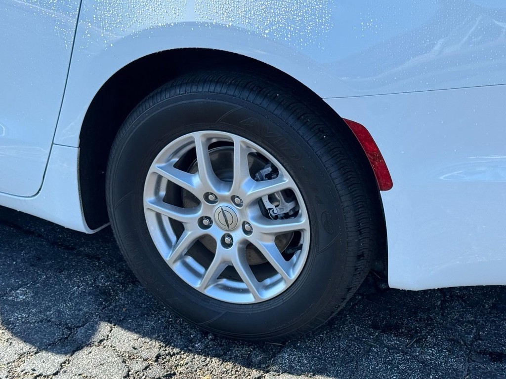 Chrysler Pacifica Vehicle Full-screen Gallery Image 05