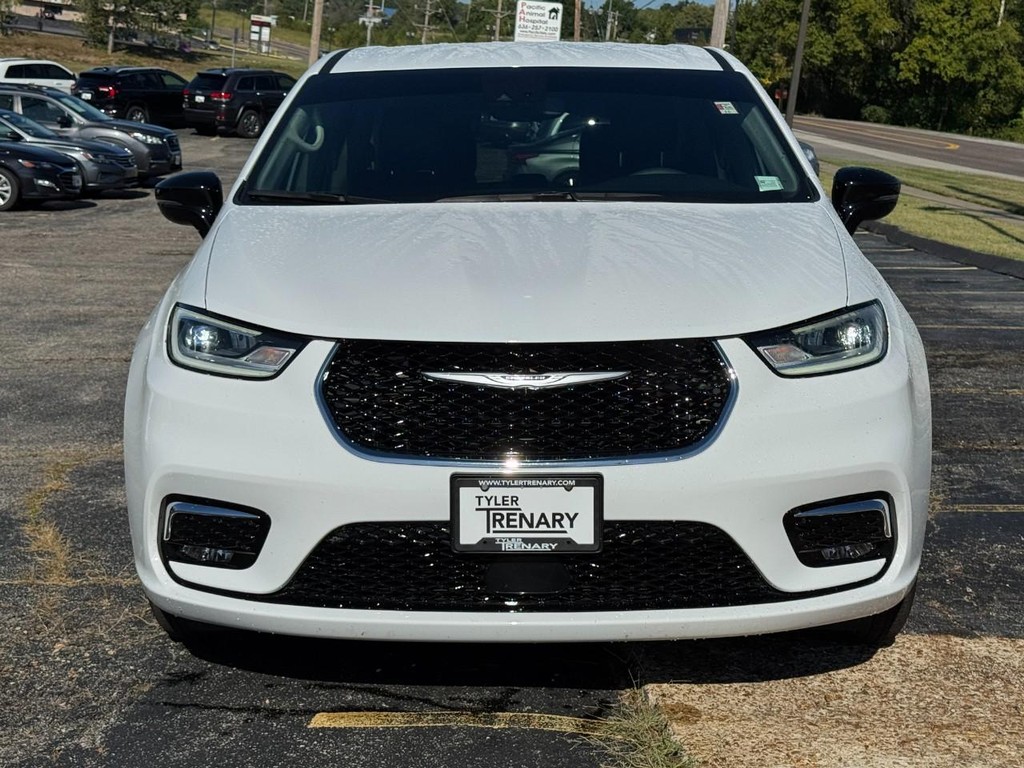 Chrysler Pacifica Vehicle Full-screen Gallery Image 07