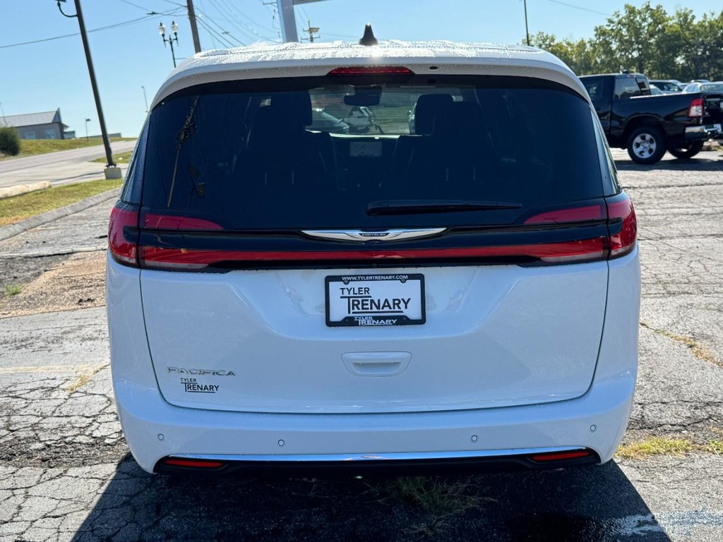 Chrysler Pacifica Vehicle Full-screen Gallery Image 08