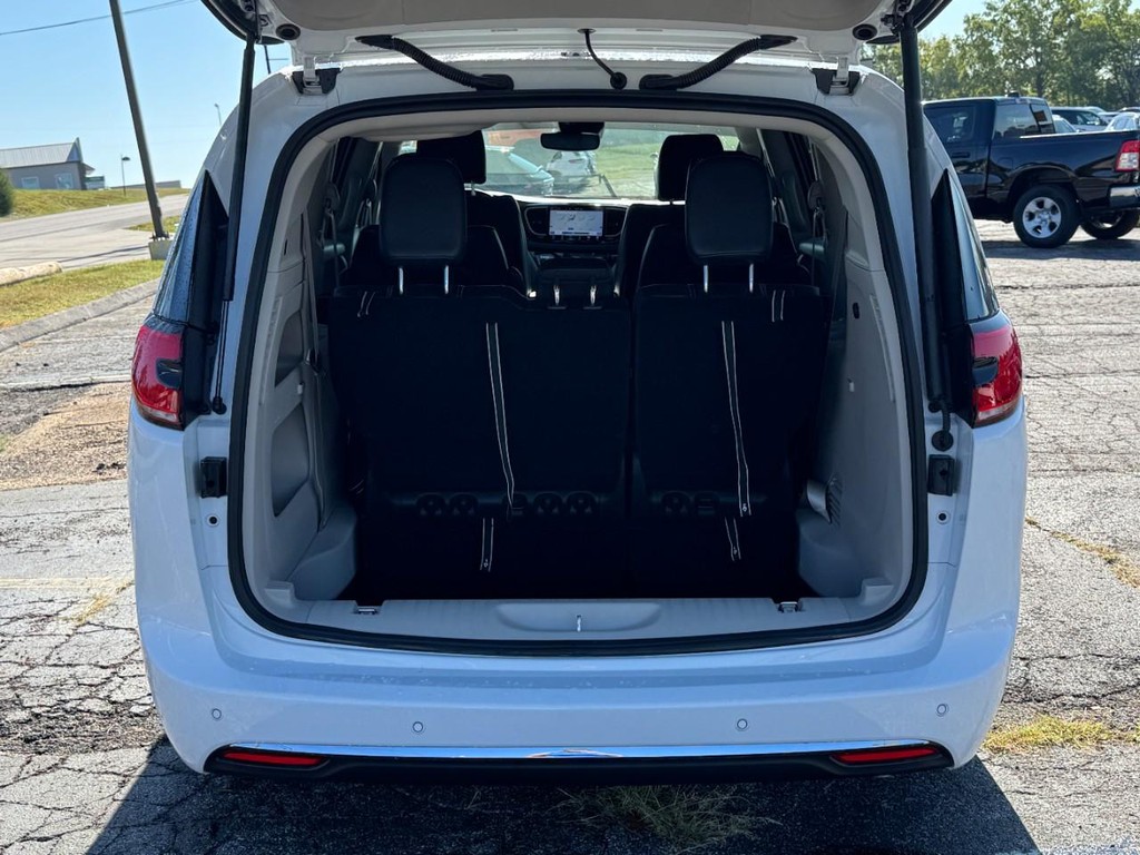 Chrysler Pacifica Vehicle Full-screen Gallery Image 09