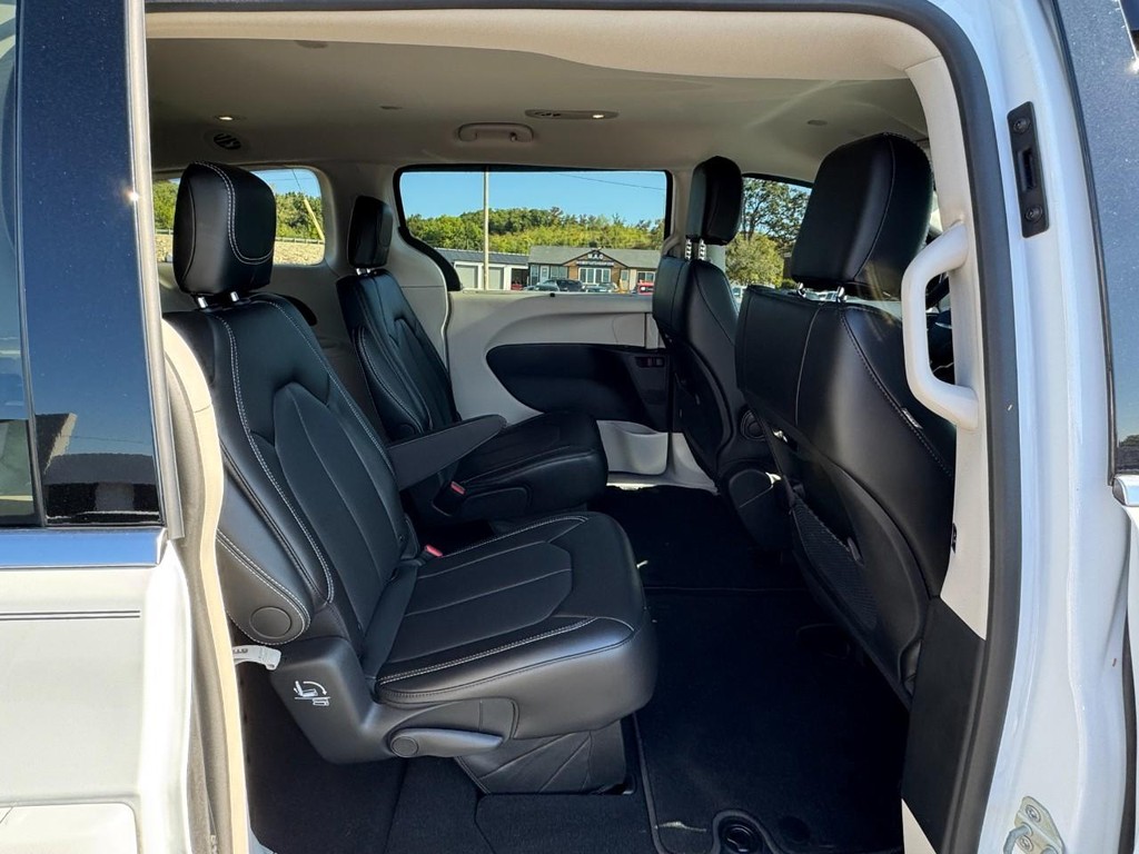 Chrysler Pacifica Vehicle Full-screen Gallery Image 11