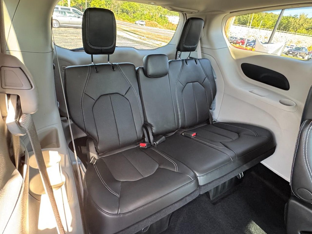 Chrysler Pacifica Vehicle Full-screen Gallery Image 12