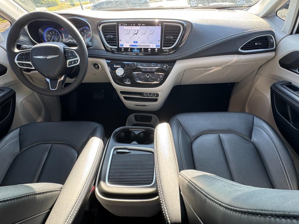 Chrysler Pacifica Vehicle Full-screen Gallery Image 13