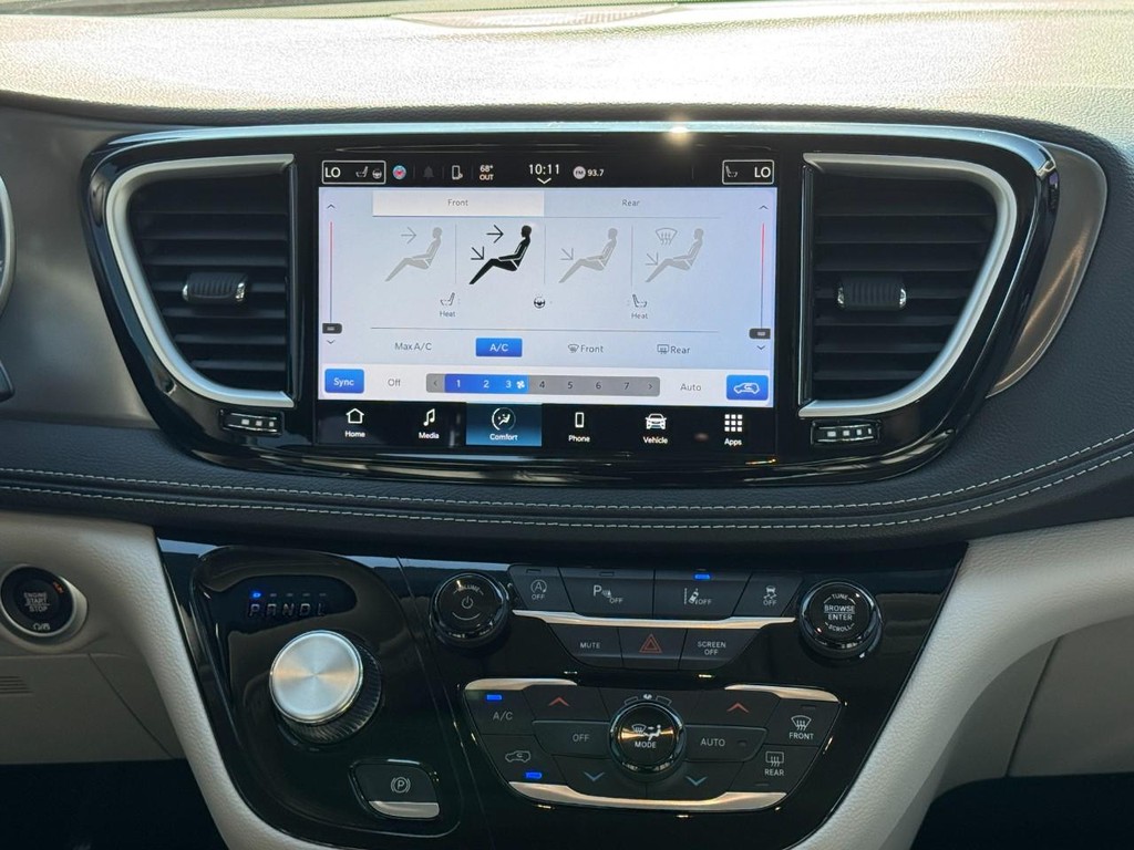 Chrysler Pacifica Vehicle Full-screen Gallery Image 15