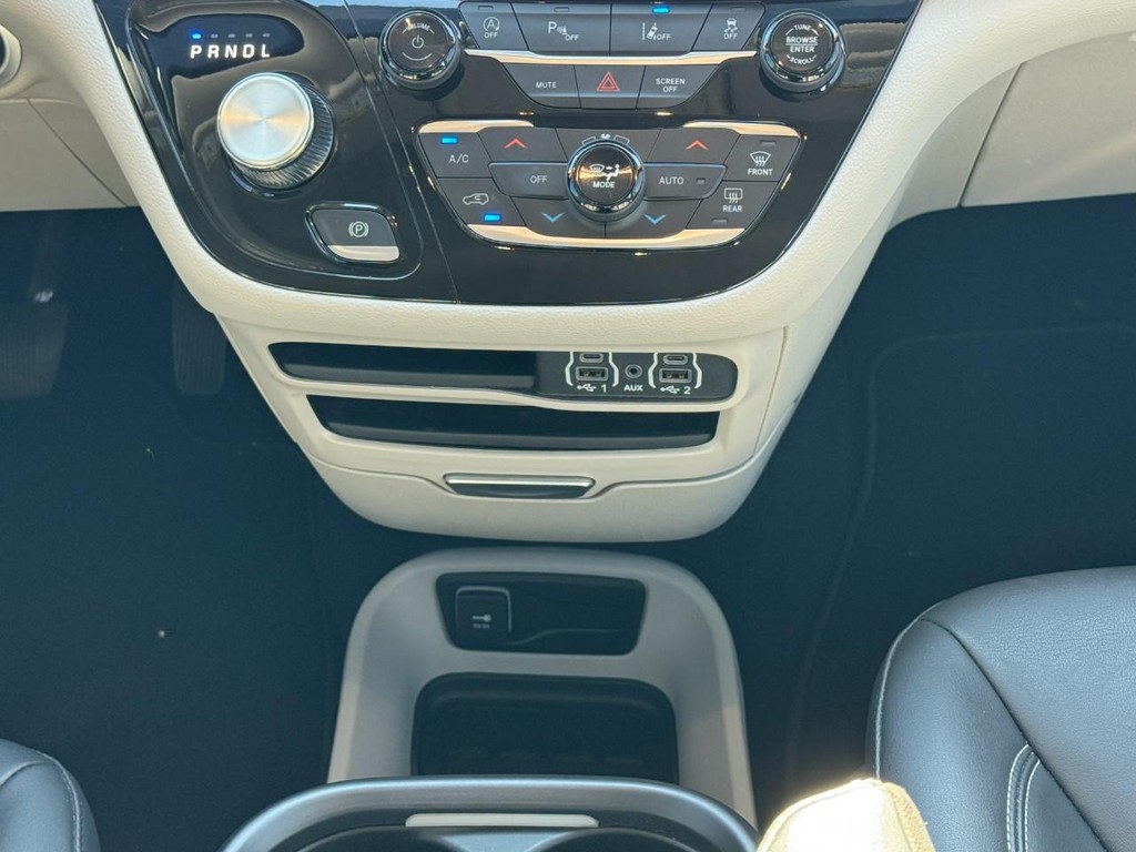 Chrysler Pacifica Vehicle Full-screen Gallery Image 16