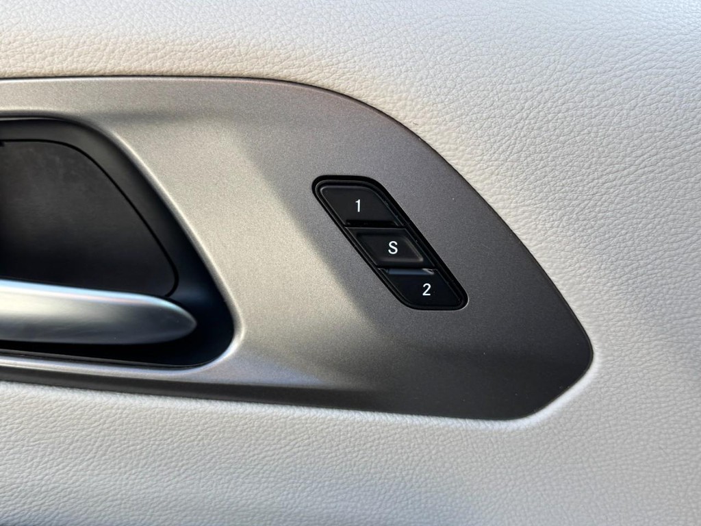 Chrysler Pacifica Vehicle Full-screen Gallery Image 18