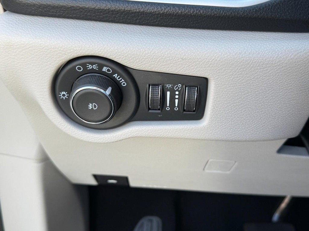 Chrysler Pacifica Vehicle Full-screen Gallery Image 19