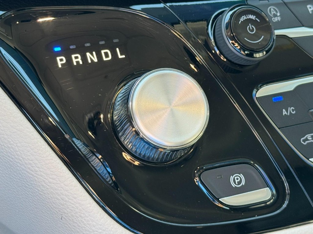 Chrysler Pacifica Vehicle Full-screen Gallery Image 23