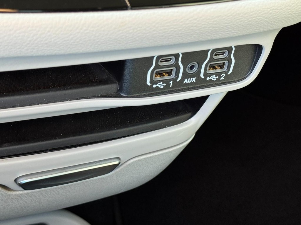 Chrysler Pacifica Vehicle Full-screen Gallery Image 24