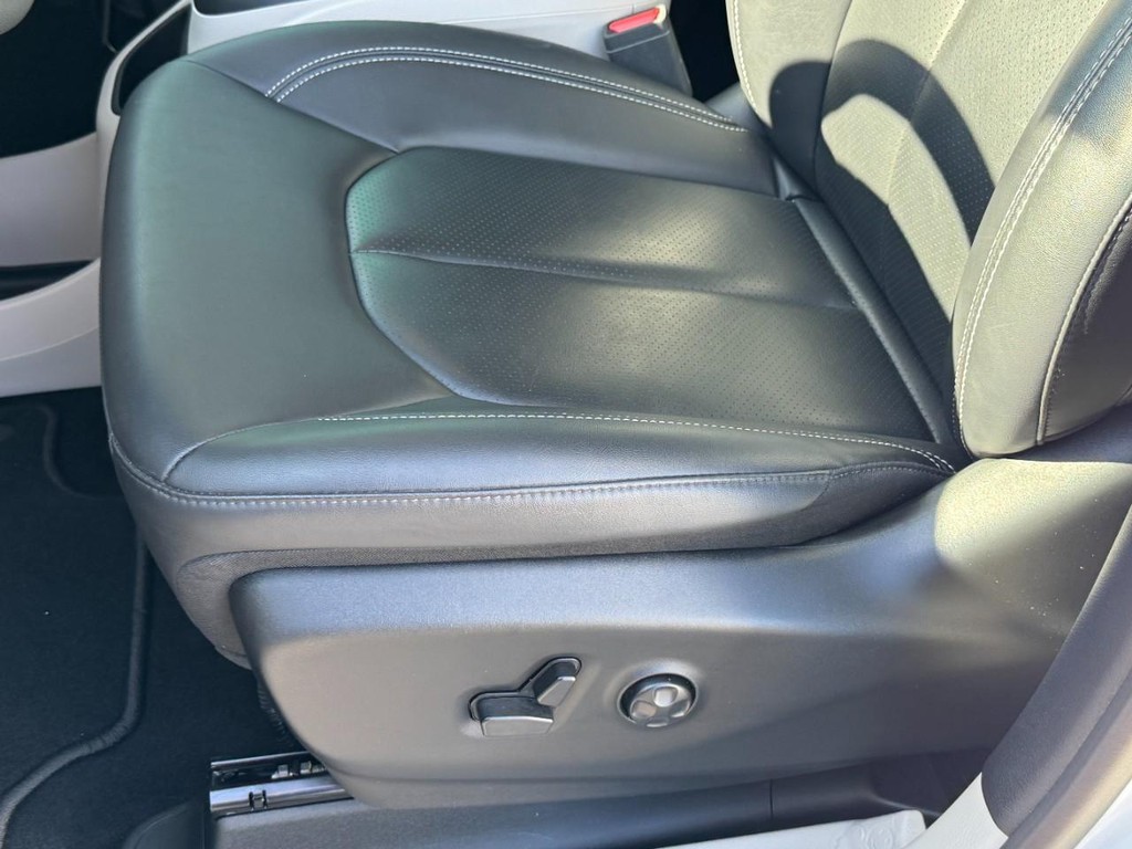 Chrysler Pacifica Vehicle Full-screen Gallery Image 27