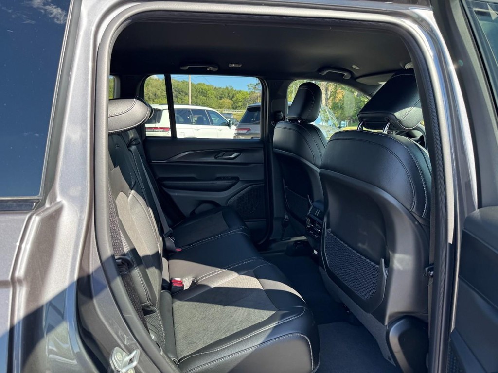 Jeep Grand Cherokee Vehicle Full-screen Gallery Image 05