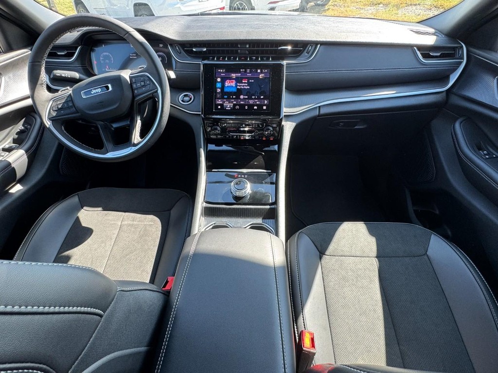 Jeep Grand Cherokee Vehicle Full-screen Gallery Image 06