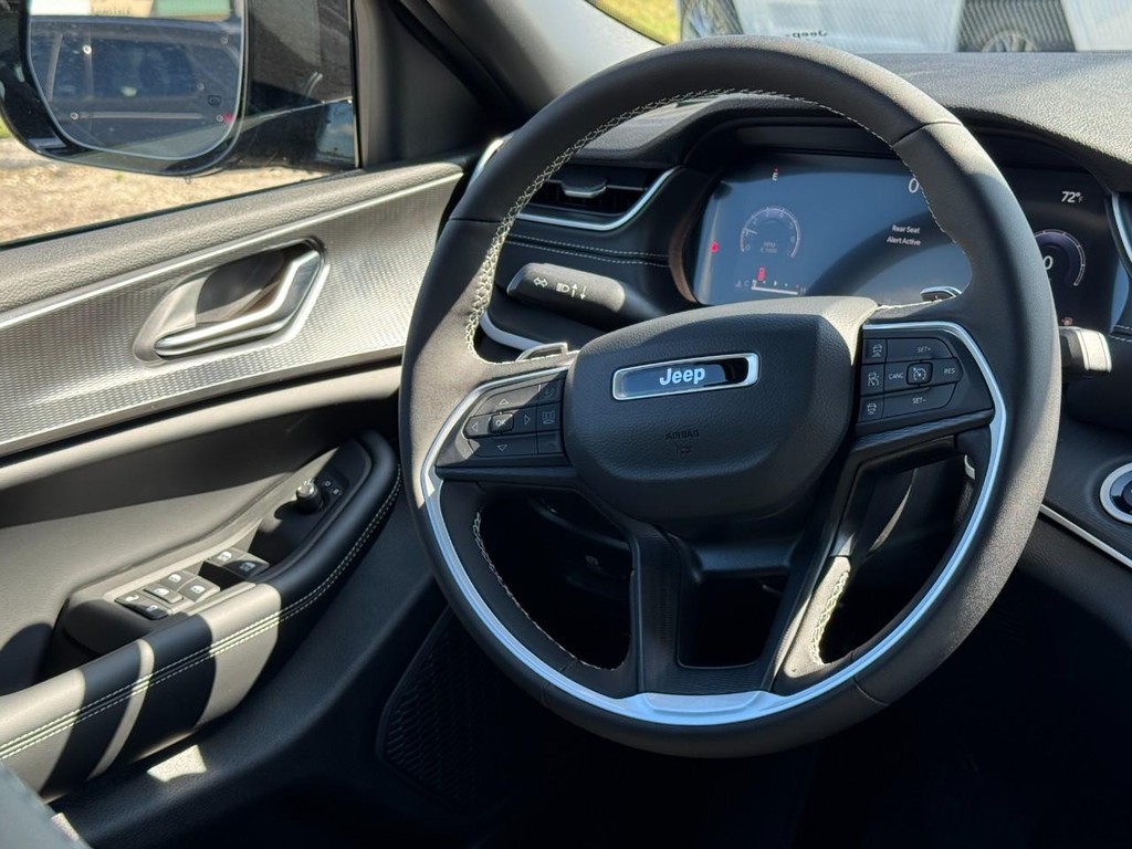 Jeep Grand Cherokee Vehicle Full-screen Gallery Image 07