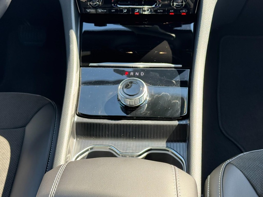 Jeep Grand Cherokee Vehicle Full-screen Gallery Image 09