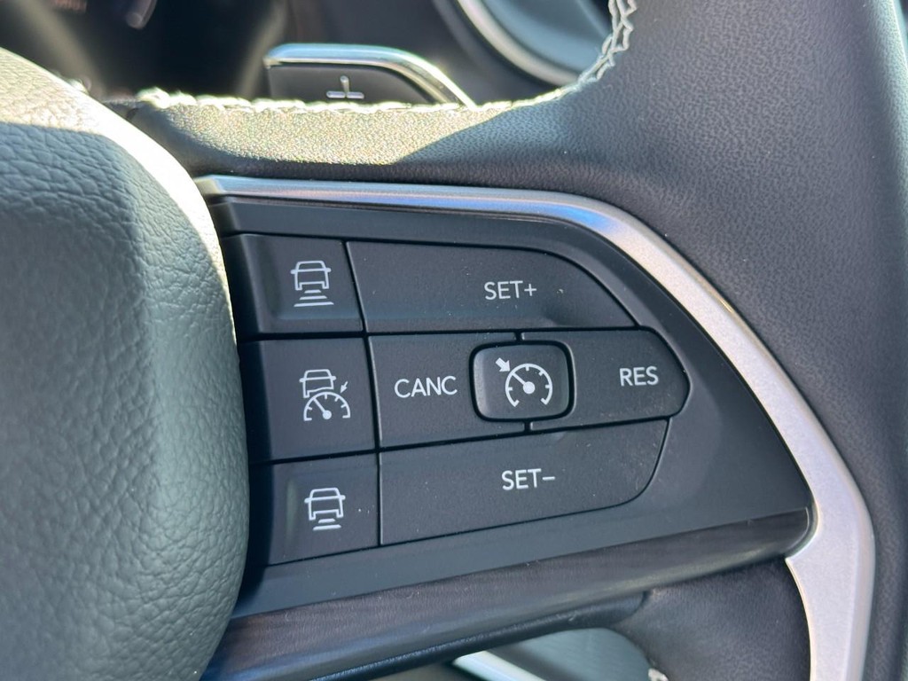 Jeep Grand Cherokee Vehicle Full-screen Gallery Image 12