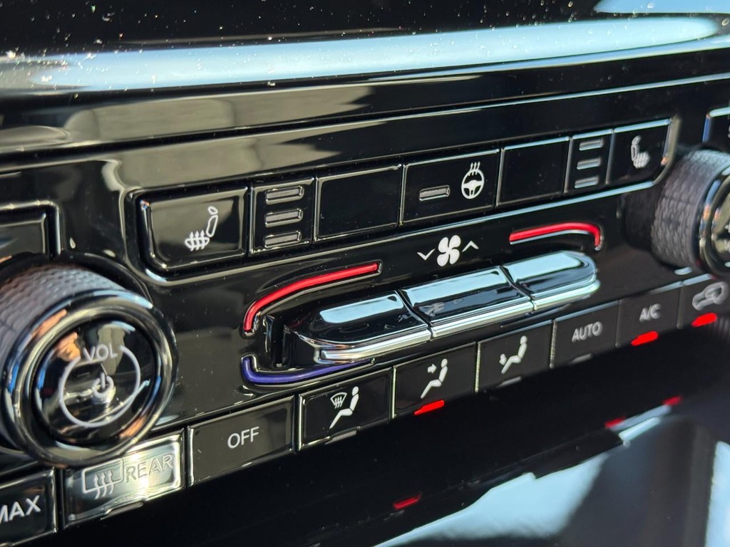 Jeep Grand Cherokee Vehicle Full-screen Gallery Image 14