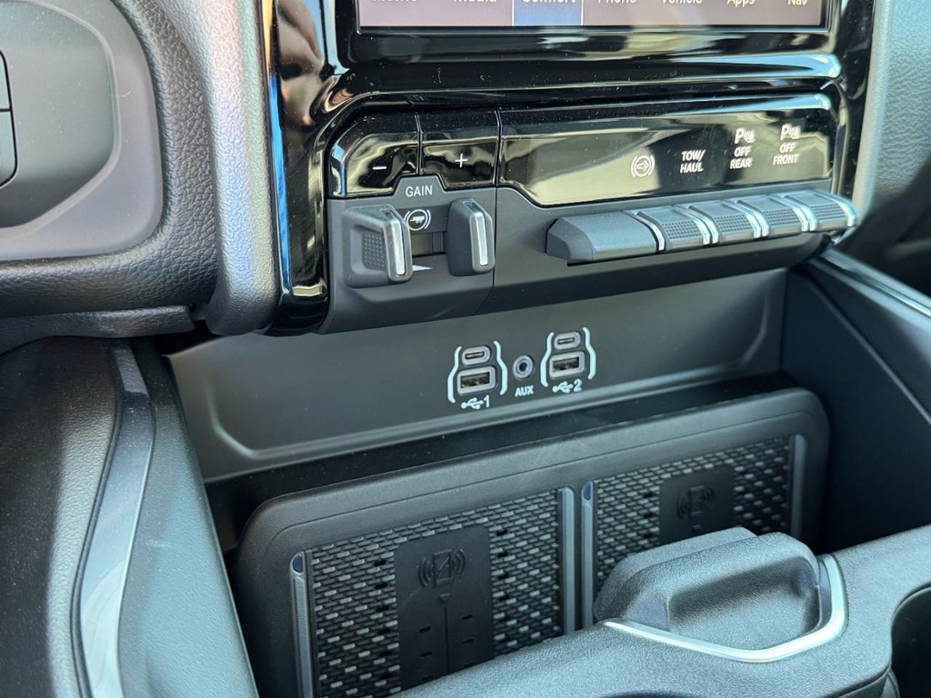 Ram 2500 Vehicle Full-screen Gallery Image 14