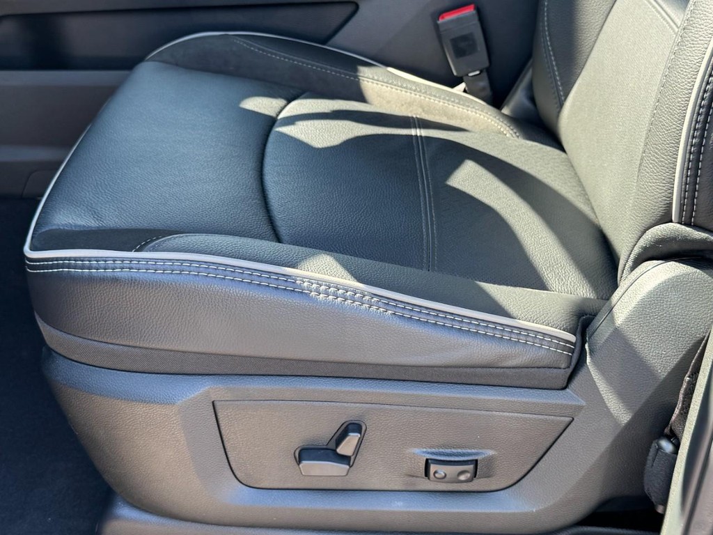 Ram 2500 Vehicle Full-screen Gallery Image 18