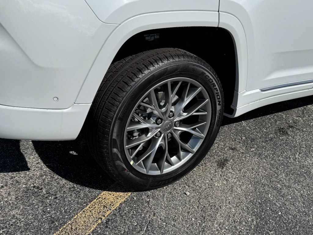 Jeep Grand Cherokee Vehicle Full-screen Gallery Image 04