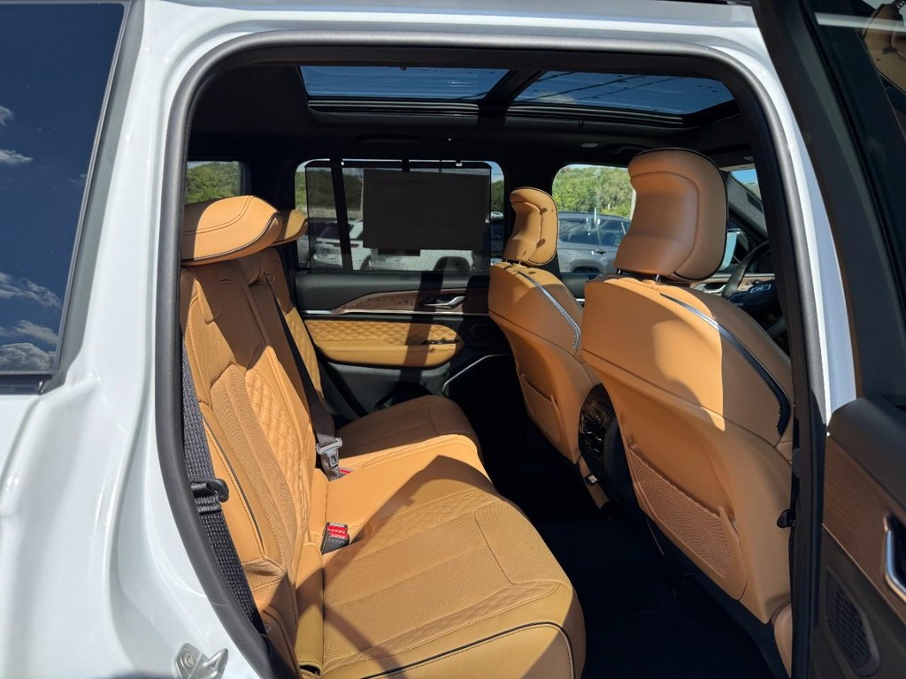 Jeep Grand Cherokee Vehicle Full-screen Gallery Image 05